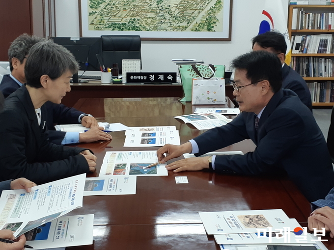 이승옥 강진군수가 지난 22일 문화재청을 방문해 정재숙 문화재청장을 만나 국가사적 제107호로 지정된 전라병영성 복원공사가 21년간 장기사업으로 추진되고 있는 등의 내용을 설명하고 내년도 예산을 충분히 반영해 달라고 건의하고 있다. / 사진=강진군 제공