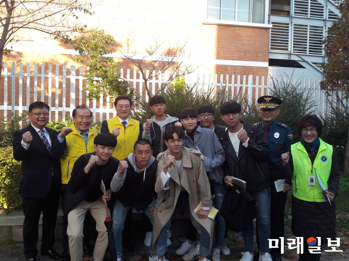 이용섭 광주시장이 장휘국 교육감, 김규현 광주지방경찰청장 등과 함깨 전남고를 찾아 차량의 안전상태를 점검하고 학생과 인솔 교사들에게 안전한 여행을 당부했다. / 사진=광주시 제공