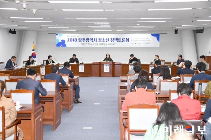 신수정 광주시의원이 좌장을 맡아 민선7기 청소년정책의 방향과 과제를 주제로 제11차 정책토론회를 하고 있다. / 사진=광주시의회 제공