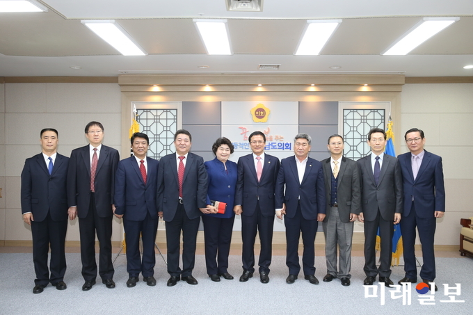 중국 산시성 인민대표대회 대표단이 전라남도의회를 방문해 양 의회간 우호교류 증진방안에 대해 논의했다. / 사진=전남도의회 제공