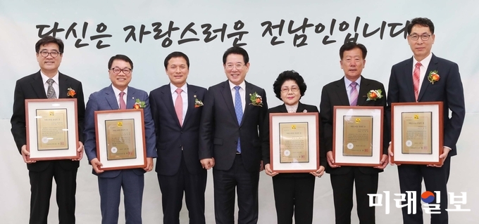 김영록 전라남도지사가 25일 오후 여수 진남경기장에서 열린 제22회 전라남도민의 날 기념식에서 자랑스러운 전남인상을 시상한 뒤 기념촬영을 하고 있다. (왼쪽부터 분야별) 관광문화체육 이탁우, 사회봉사 박우영, 이용재 전남도의회 의장, 김영록 전라남도지사, 사회안정 이송자, 도민소득증대 민경천. 관광문화체육 강형구. / 사진=전남도 제공