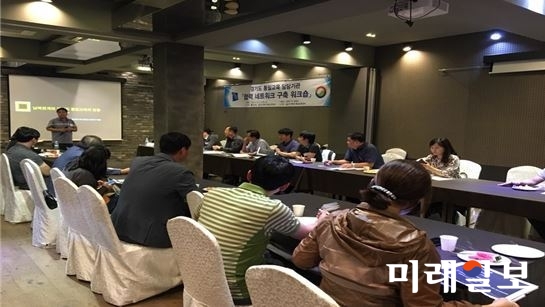 지난 9월 열린 통일교육 공무원 워크숍에서 관계자들이 논의를 나누고 있다./사진=경기도 제공