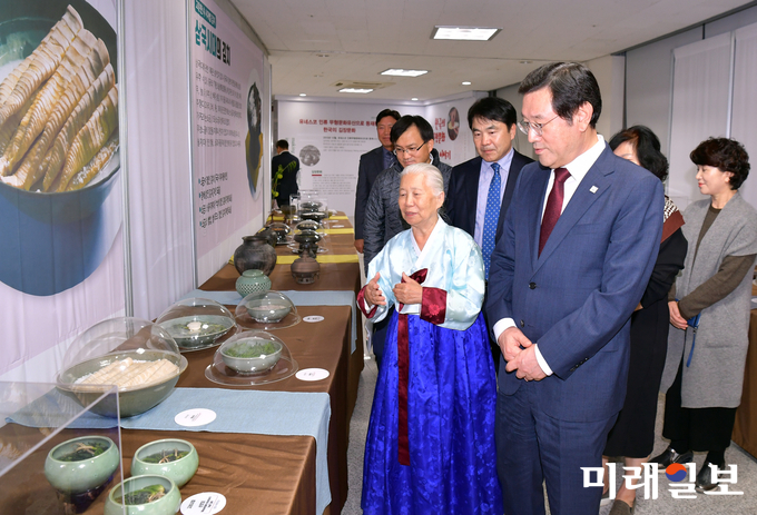 이용섭 광주광역시장이 25일 오후 남구 임암동 광주김치타운에서 열린 '제25회 광주세계김치축제' 개막식에 참석해 김치전시관에서 오숙자 김치명인으로부터 김치의 유래에 대한 설명을 듣고 있다. / 사진=광주시 제공