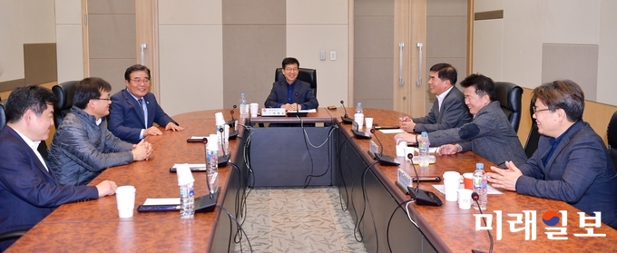 이병훈 광주광역시 문화경제부시장, 윤종해 한국노총 광주본부 의장 등 광주광역시와 노동계 관계자들이 지난 25일 저녁 서구 김대중컨벤션센터에서 '현대차 투자유치 성공을 위한 원탁회의'를 열고 현대차와의 투자협상체계를 재구성하고 전문가들의 검토를 통해 투자 협약서(안)을 보완해 신속하게 협상에 나서기로 했다. 왼쪽부터 시계방향으로 백승렬 어고노믹스 대표, 박남언 광주광역시 일자리경제실장, 이병훈 광주광역시 문화경제부시장, 박병규 전 광주광역시 경제부시장, 윤종해 한국노총 광주본부 의장, 이기곤 기아차 전 지회장, 박명준 경제사회노동위원회 수석전문위원. / 사진=광주시 제공