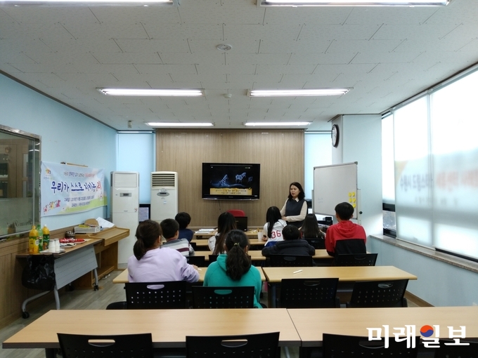 드림스타트센터를 이용하는 청소년들이 인권교육을 받고 있다./사진=수원시 제공