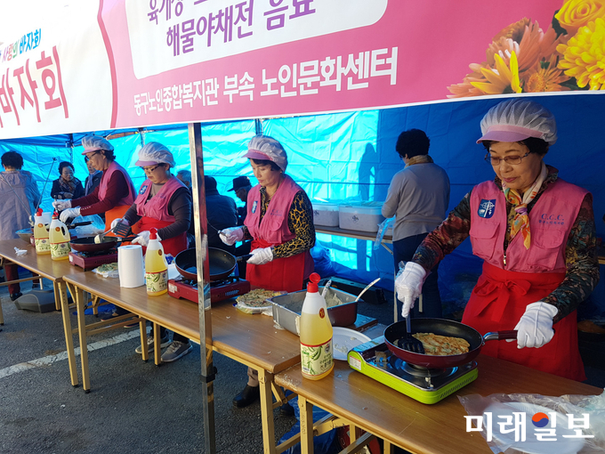 광주 동구 노인종합복지관이 지난 24일 제11회 사랑의 바자회를 개최했다. / 사진=동구청 제공