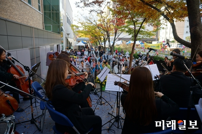 광주 광산구 우산동 마을축제추진위원회가 27일 동 행정복지센터 옆 에코힐링워킹로에서 마을축제 ‘우산동락(同樂)’을 열었다. / 사진=광산구 제공 