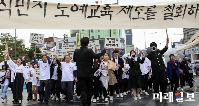 광주학생독립운동 재현행사가 27일 오후2시 5·18민주광장에서 열렸다. 장휘국 교육감 등이 거리행진을 재현해 보이고 있다. / 사진=광주시교육청 제공