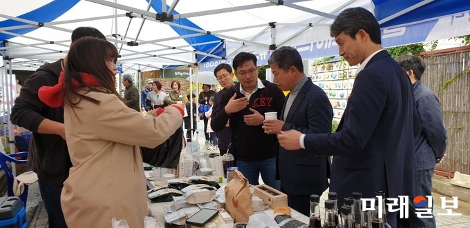 광주 서구가 27일 사회적경제지원센터와 함께 ‘발산마을 사회적경제 장터’를 개최했다. / 사진=서구청 제공
