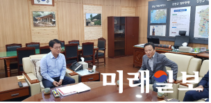 지난 23일 김철흥 익산지방국토관리청장이 강진군을 방문해 이승옥 군수와 면담을 하고 있다. / 사진=강진군 제공