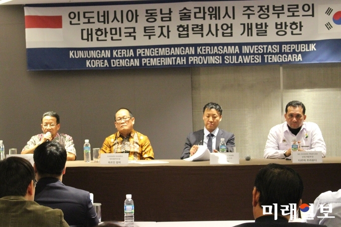 인도네시아 동남 슬라웨시주 루스반드리요 산림청장(왼쪽부터), 하즈 미람바 대외협력국장, 김효찬 PT.inc 대표, 다르마프라유디 산림개발부장이 26일 오후 서울 광진구 그랜드 워커힐 서울에서 투자 협력사업 개발에 대해 기자간담회를 하고 있다./사진=김정현 기