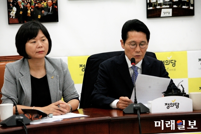 정의당 이정미 대표(왼쪽)와 윤소하 원내대표가 지난 10월24일 의원총회에서 참석하고 있다./사진=김정현 기자