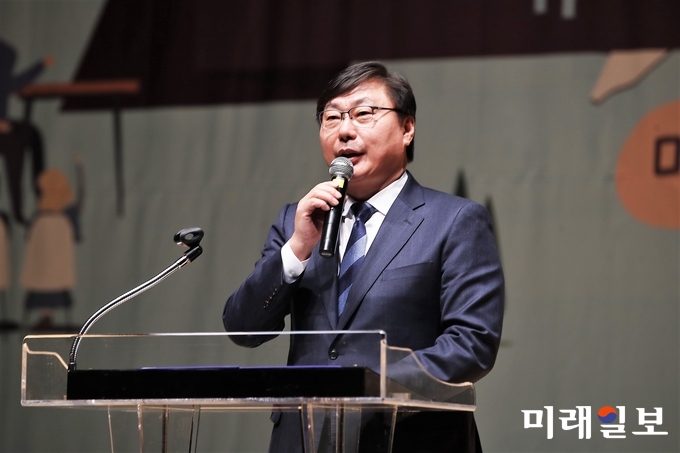 이화영 경기도 평화부지사가 29일 화성시 동탄복합문화센터에서 열린 '2018 경기도 공정무역 포트나잇(Fortnight) 캠페인’ 개막식에서 개회사를 하고 있다./사진=경기도 제공