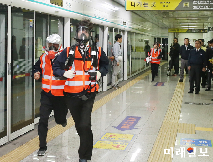 광주 동구청은 31일부터 내달 2일까지 대규모 재난 대비 체험형 훈련인 '2018 재난대응 안전광주훈련'을 실시한다고 밝혔다. 사진은 재난대응 안전광주훈련 모습./사진=광주 동구청