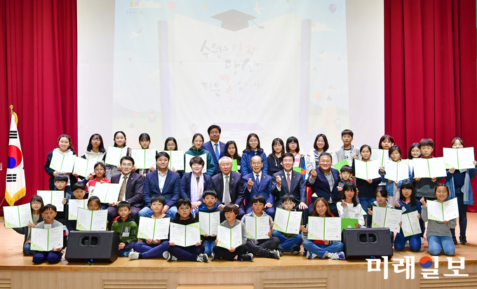 수원사랑장학재단은 29일 수원시청 대강당에서 2018년 하반기 장학증서 수여식을 열고, 기념촬영을 하고 있다. (두 번째줄 왼쪽 두 번째부터) 이철승 수원시의원, 조석환 수원시의원, 조명자 수원시의회 의장, 우봉재 수원장학재단 이사장, 이재창 수원장학재단 이사, 최봉근 수원장학재단 이사, 김재옥 수원장학재단 이사와 염태영 수원시장(제일 뒷 줄 가운데)./사진=수원시 제공