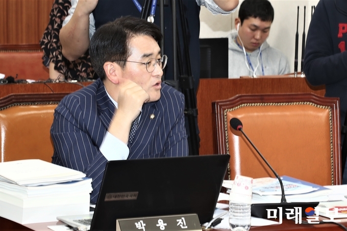 박용진 더불어민주당 의원이 지난 11일 국회에서 열린 교육위원회 교육부 국감에서 유치원 감사내역을 공개하고 있다./사진=김정현 기자