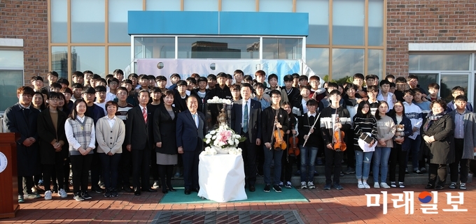 광주과학고등학교 학생들이 3D전신스캐너와 3D프린터를 이용해 현역 고등학생의 모습을 한 ‘평화의 소녀상’을 제작했다.