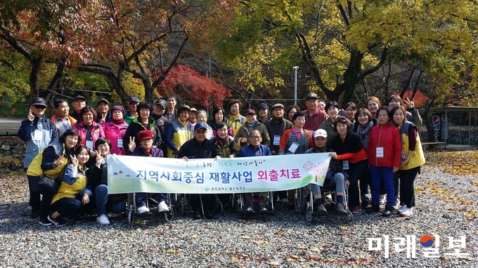광주 동구가 재가장애인 등을 대상으로 지난 29일 담양 추월산 일원에서 재활 외출치료행사를 실시했다. / 사진=동구청 제공