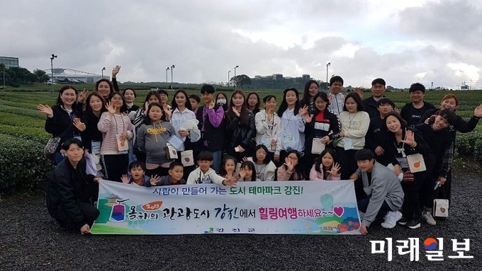 전남 강진 위스타트 글로벌아동센터의 다문화 청소년들이 지난 26일 제주도에서 빅밴드 학생들이 공연을 펼쳤다. / 사진=강진군 제공