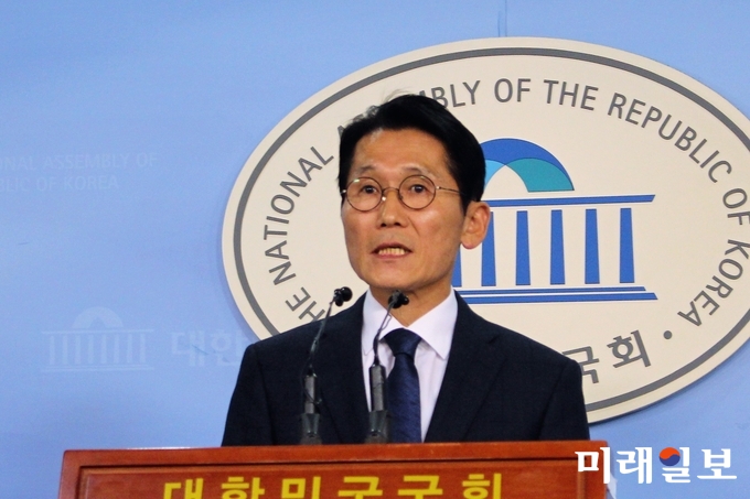윤소하 정의당 원내대표가 30일 오후 국회 정론관에서 '사법농단 사건 연루 법관 탄핵소추안 발의 동참 기자회견을 하고 있다./사진=김정현 기자