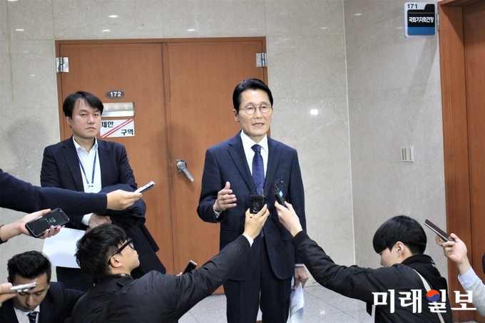 윤소하 정의당 원내대표가 30일 오후 국회 정론관에서 '사법농단 사건 연루 법관 탄핵소추안 발의 동참 기자회견을 후 기자들과 일문일답을 하고 있다./사진=김정현 기자