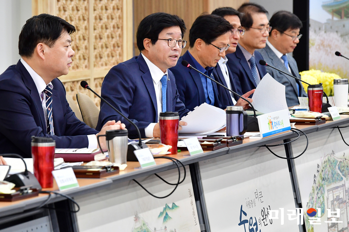 수원시청 중회의실에서 30일 열린 11월 확대간부회의 참석자들이 텀블러(통컵)를 사용하고 있다. /사진=수원시 제공