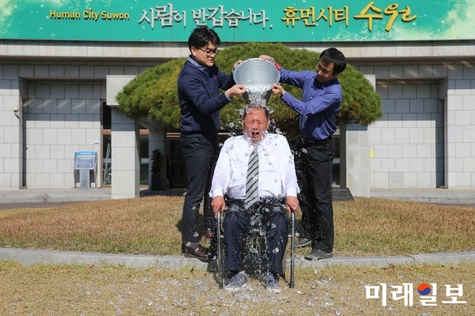 이종근 수원시의회 기획경제위원장이 31일 시청 현관 앞에서 루게릭병 환자를 돕기 위해 시작된 릴레이 기부 캠페인인 아이스버킷 챌린지에 동참하고 있다./사진=수원시의회 제공