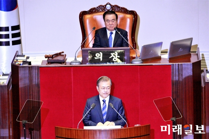 문재인 대통령이 1일 오전 서울 여의도 국회 본회의장에서 내년도 예산안 심사관련 시정연설을 하고 있다./사진=장건섭 기자