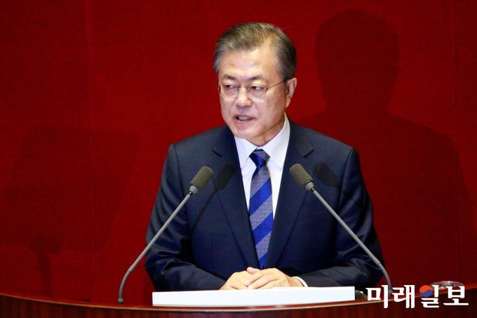 문재인 대통령이 1일 오전 서울 여의도 국회 본회의장에서 내년도 예산안 심사관련 시정연설을 하고 있다./사진=장건섭 기자