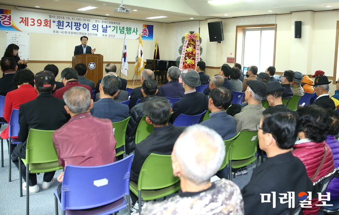 이승옥 강진군수가 지난 31일 강진군장애인종합복지관에서 시각장애인의 복지 증진을 위한 ‘제39회 흰 지팡이의 날 기념행사’에서 인사말을 하고 있다. / 사진=강진군 제공