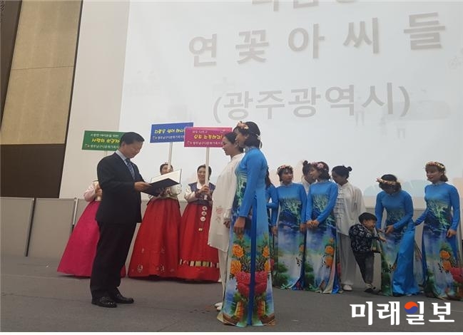 광주 남구 건강가정‧다문화가족지원센터 공연팀이 행정안전부 주관으로 열린 ‘2018 전국 외국인 주민 화합 한마당’ 경연대회에서 나눔상을 수상했다. / 사진=남구청 제공