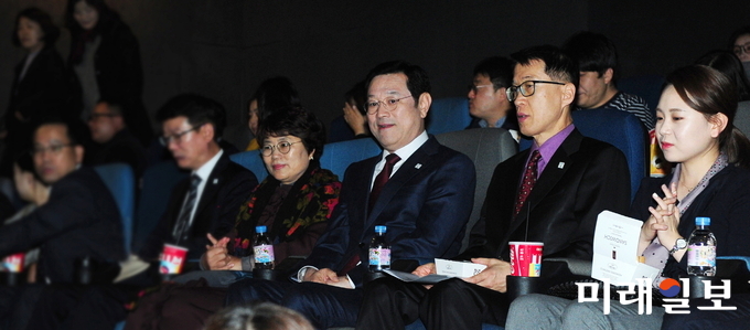 이용섭 광주시장은 지난 31일 저녁 공직자들과 함께 영화 ‘완벽한 타인’을 관람했다. / 사진=광주시 제공