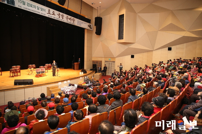 한국효도회 강진지회에서 지난 30일 강진아트홀에서 효도 국악 한마당을 개최했다. 사진은 이승옥 강진군수가 인사말을 하고 있다. / 사진=강진군 제공