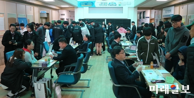 전남도립대학교 대학일자리센터는 최근 2회에 걸쳐 대학본부에서 재학생을 대상으로 취업역량 강화와 취업난 극복을 위해 청년과 함께하는 미니채용박람회를 개최했다 / 사진=전남도 제공