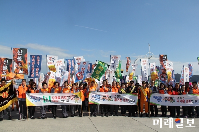 전라남도소방본부는 국민의 안전문화 정착을 위해 전국 의용소방대연합회에서 주관하는 ‘전국 안전배낭 릴레이’ 행사가 해남 땅끝마을에서 출정식을 시작으로 1주일간의 일정에 돌입했다. / 사진=전남도 제공