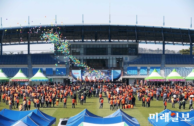 전라남도소방본부는 2일 영광군 스포티움에서 22개 시군 의용소방대원 4천 명이 참석한 가운데 제37회 의용소방대 기술경연대회를 개최했다. / 사진=전남도 제공