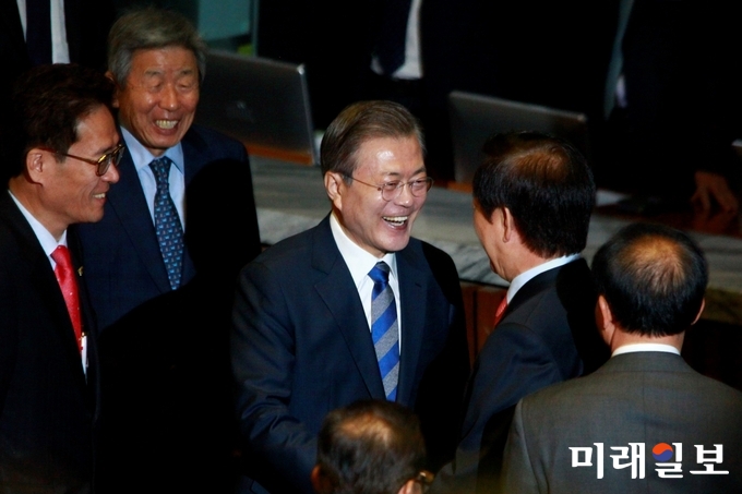 문재인 대통령이 1일 오전 서울 여의도 국회 본회의장에서 내년도 예산안 시정연설을 마친 뒤 김성태 자유한국당 원내대표와 악수하며 웃고 있다. 문 대통령은 이날 연설을 마친 뒤 야당 의석부터 다가가 인사했고, 본회의장을 나서려던 의원들은 돌아서서 웃으며 악수했다./사진=장건섭 기자
