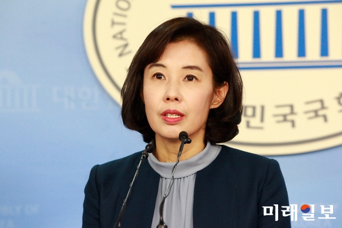 박경미 더불어민주당 원내대변인이 1일 오전 서울 여의도 국회 정론관에서 문재인 대통령의 국회 시정연설과 관련 논평을 발표하고 있다./사진=장건섭 기자