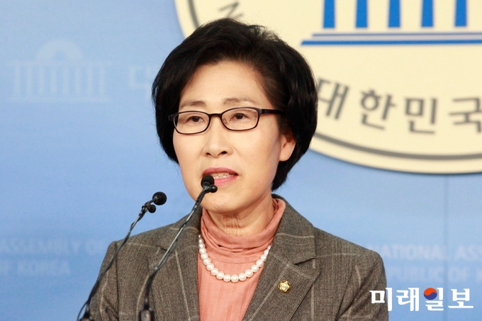 김삼화 바른미래당 수석대변인이 1일 오전 서울 여의도 국회 정론관에서 문재인 대통령의 국회 시정연설과 관련 논평을 발표하고 있다./사진=장건섭 기자