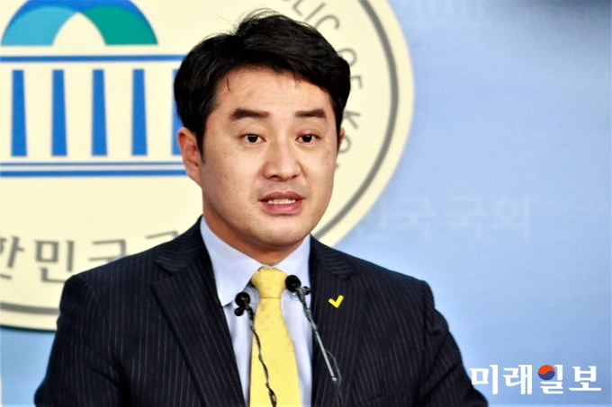 최석 정의당 대변인이 1일 오전 서울 여의도 국회 정론관에서 문재인 대통령의 국회 시정연설과 관련 논평을 발표하고 있다./사진=장건섭 기자