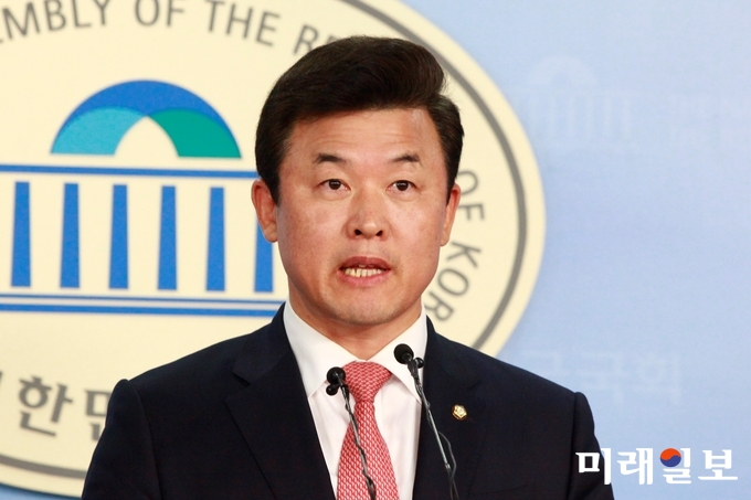 윤영석 자유한국장 수석대변인이 1일 오전 서울 여의도 국회 정론관에서 문재인 대통령의 국회 시정연설과 관련 논평을 발표하고 있다./사진=장건섭 기자