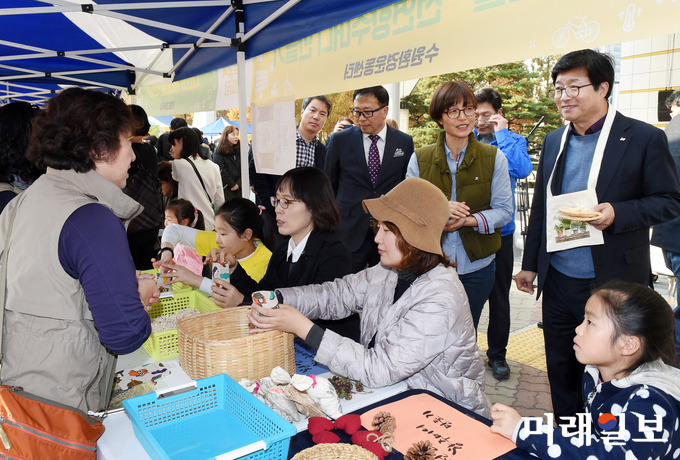 염태영 수원시장(오른쪽)이 ‘제6회 수원 환경교육 한마당’의 향주머니 만들기 체험 부스를 둘러보고 있다./사진=수원시 제공