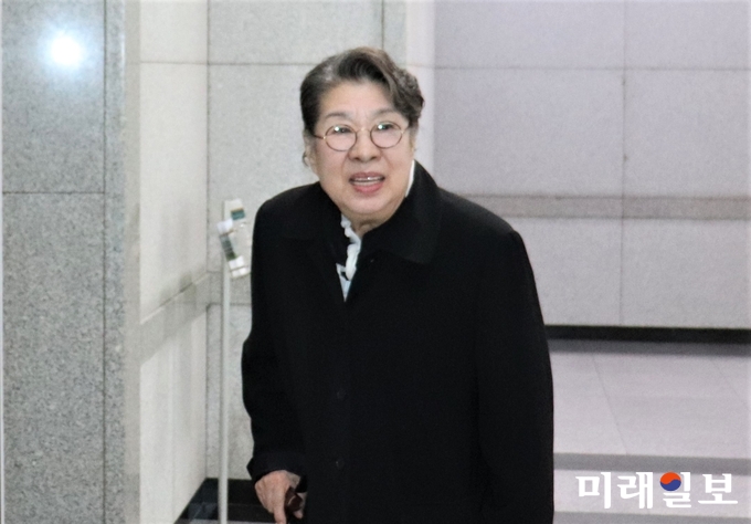 폐암 투병 중 4일 새벽 81세를 일기로 별세한 영화배우 신성일의 부인 엄앵란이 이날 오전 10시25분 송파구 올림픽로 서울아산병원 장례식장에 차려진 빈소에 도착하고 있다./사진=이연종 기자