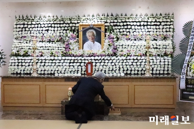 4일 오전 폐암으로 별세한 배우 신성일(81) 씨의 빈소가 서울아산병원 장례식장에 마련됐다. 신성일은 지난해 6월 폐암 3기 판정을 받고 항암치료를 받아왔다. 영화 '맨발의 청춘'으로 유명한 신성일은 1960년 영화 '로맨스 빠빠'로 데뷔 후 영화를 중심으로 다수의 히트작에 출연, 국민배우로 등극했다./사진=이연종 기자