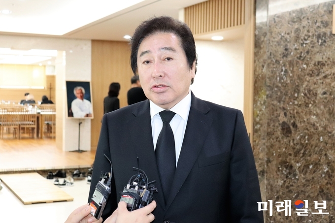 4일 오전 폐암으로 별세한 배우 신성일(81) 씨의 빈소가 서울아산병원 장례식장에서 장례 집행위원장을 맡은 김국현 한국배우협회 이사장이 장례식 관련, 취재진의 질문을 받고 있다./사진=이연종 기자