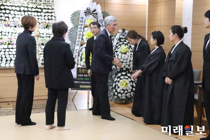4일 오전 폐암으로 별세한 배우 신성일(81) 씨의 빈소가 서울아산병원 장례식장에 마련됐다. 신성일은 지난해 6월 폐암 3기 판정을 받고 항암치료를 받아왔다. 영화 '맨발의 청춘'으로 유명한 신성일은 1960년 영화 '로맨스 빠빠'로 데뷔 후 영화를 중심으로 다수의 히트작에 출연, 국민배우로 등극했다./사진=이연종 기자