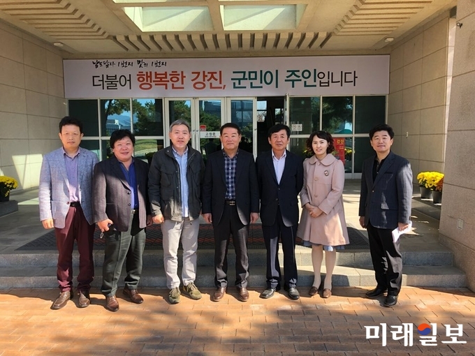 지난 2일 목포시 만호동주민센터에서 벤치마킹을 위해 강진읍사무소를 방문했다. / 사진=강진군 제공
