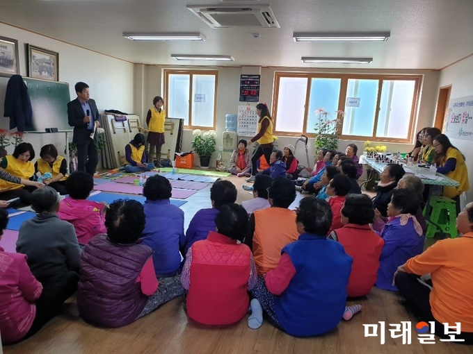 지난 1일 대구면 수동마을 주민들이 보이스피싱 예방교육을 경청하고 있다. / 사진=강진군 제공