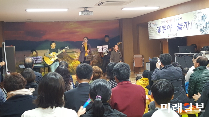 지난 31일 강진군도서관은 생생낭독극장 문화행사를 실시했다. / 사진=강진군 제공