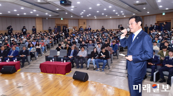 이용섭 광주시장이 5일 호남대학교 상하관 소강당에서 재학생 400여명을 대상으로 청년이 광주의 미래다.라는 주제로 특강을 하고 있다. / 사진=광주시 제공